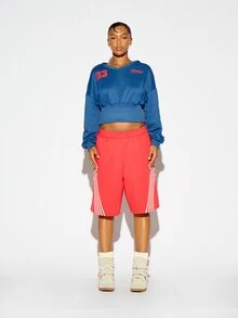 SUMWON WOMEN Sweatshirt Crop Kerah V dengan Cetakan Nomor 23 di Dada, Detail Garis Merah pada Lengan, Kelim Berusuk, Gaya Jersey Sporty - Biru - View 2