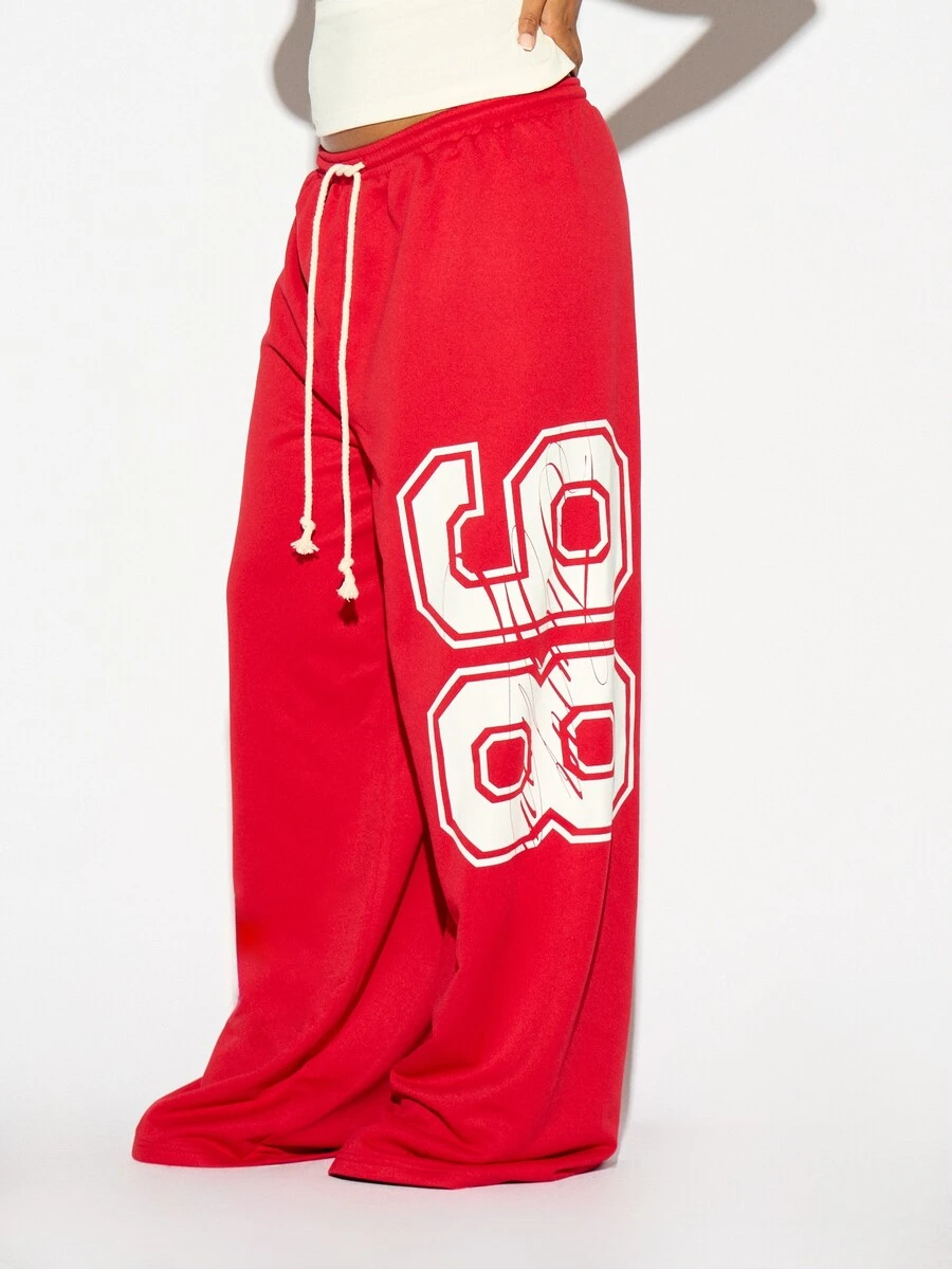 SUMWON WOMEN Celana Training Fleece Oversized Kaki Lebar dengan Cetakan Grafis Nomor Varsity Tebal dan Pinggang Tali Serut - Merah - View 1