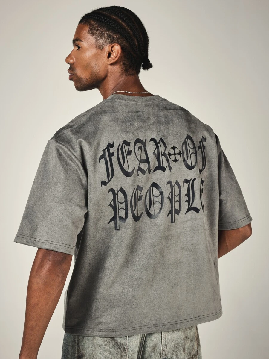 SUMWON Fear Of People 水洗寬鬆短版 T-shirt,哥德式 Old English 背面印花與十字 Logo 飾節 - 深灰色 - 查看 1