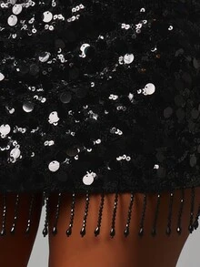MISSGUIDED تنورة قصيرة سوداء مرصعة بالترتر مع تفاصيل حافة مزينة بالخرز والشراريب، قصة ضيقة للجسم، مناسبة للحفلات والمهرجانات وليلة رأس السنة والعطلات، إطلالة براقة - الأسود - مشاهدة 5