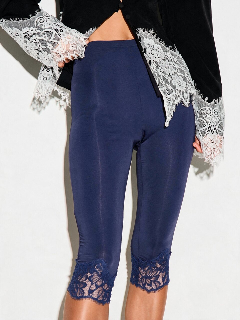 KIZN Leggings Capri con dobladillo de encaje floral