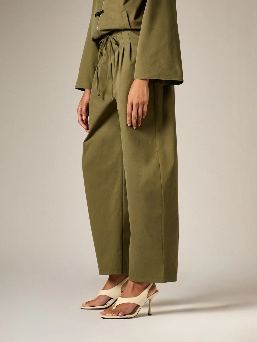 AiiRZ Olive Pleated Wide Leg Cropped Trousers With Drawstring Waist And Side Pockets For Spring Summer Casual Everyday Wear - Army Green - View 1