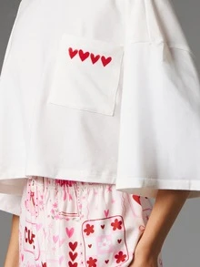 MISSGUIDED طقم بيجامة منسق لعيد الحب بتصميم دب لطيف وطبعة قلب، بنطلون لاونج واسع الساق مع تي شيرت قصير فضفاض جداً - أبيض - مشاهدة 5
