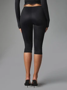 MISSGUIDED سروال كابري قصير بخصر على شكل حرف V، محبوك ناعم، ضيق، بطول تحت الركبة، خصر منخفض إلى متوسط الارتفاع، مطاطي، للاستخدام اليومي الكاجوال في الربيع والصيف - الأسود - مشاهدة 2