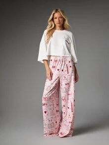 MISSGUIDED طقم بيجامة منسق لعيد الحب بتصميم دب لطيف وطبعة قلب، بنطلون لاونج واسع الساق مع تي شيرت قصير فضفاض جداً - أبيض - مشاهدة 1