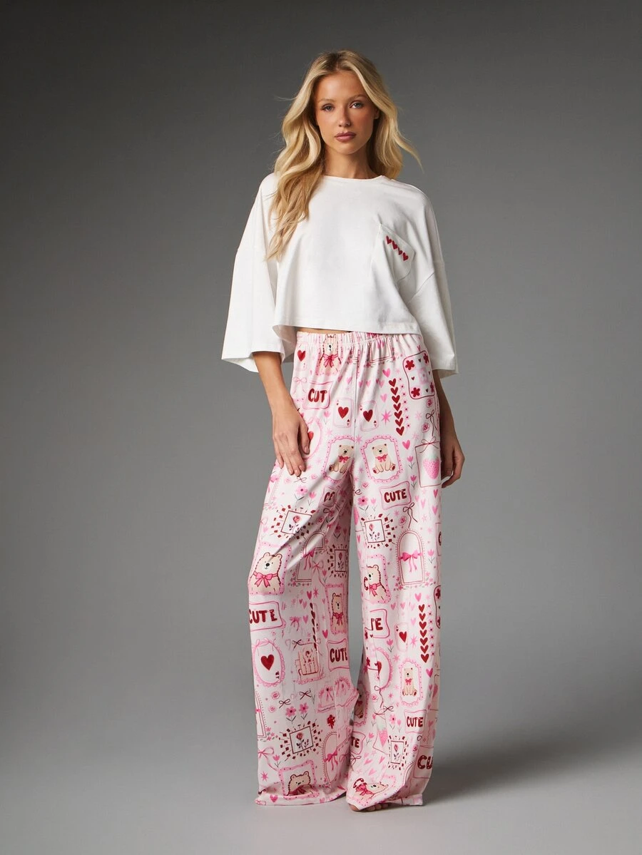 MISSGUIDED طقم بيجامة منسق لعيد الحب بتصميم دب لطيف وطبعة قلب، بنطلون لاونج واسع الساق مع تي شيرت قصير فضفاض جداً - أبيض - مشاهدة 1