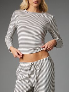 MISSGUIDED طقم ملابس منزلية من قطعتين من الصوف الناعم، ملابس علوية قصيرة مخططة بأكمام طويلة وياقة قارب وبنطلون واسع الساق برباط سحب - ازرق وابيض - مشاهدة 5