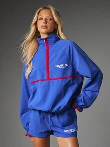MISSGUIDED Sexdelat matchande set med oversized vindjacka med halv dragkedja och mini shorts, med röd kontrastpiping och logotryck - Multifärgad - Visa 1