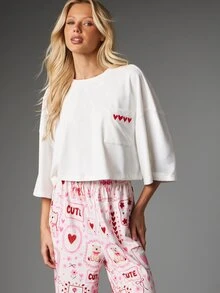 MISSGUIDED طقم بيجامة منسق لعيد الحب بتصميم دب لطيف وطبعة قلب، بنطلون لاونج واسع الساق مع تي شيرت قصير فضفاض جداً - أبيض - مشاهدة 3
