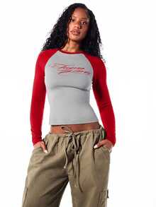 SUMWON WOMEN Cropped Raglan Long Sleeve Top With Contrast Red Sleeves And Cursive Script Logo Print On Chest Crew Neck Fitted Tee - Red - View 4