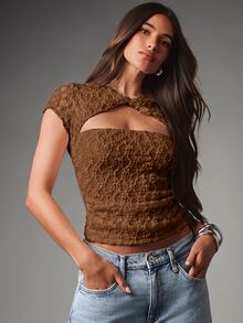 MISSGUIDED Crop Top Renda dengan Potongan Leher Model Twist dan Lengan Pendek - Atasan Crop Bertekstur Bunga yang Pas di Badan untuk Musim Semi dan Musim Panas - Coklat - View 4