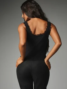 MISSGUIDED ملابس علوية بدون أكمام بياقة دائرية مزينة بحافة من الدانتيل مع تفاصيل فيونكة ساتان وتطريز صليب مرصع بالجواهر - الأسود - مشاهدة 3