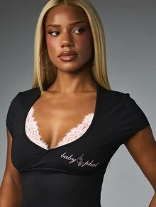 BABYPHAT Áo croptop nữ phối ren patchwork in chữ - màu đen - Xem 4