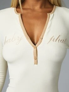 BABYPHAT رومبير محبوك بأكمام طويلة مع ياقة V عميقة وأزرار هينلي وتطريز نصي وتفاصيل رسومية، قطعة واحدة لموسم العطلات - بيج - مشاهدة 5