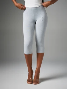 BABYPHAT Celana Legging Capri Pendek Berpinggang Tinggi dengan Logo Tulisan Rhinestone, Kain Rajut Elastis, dan Detail Cetakan Kilauan di Bagian Bokong. - Grey - View 4