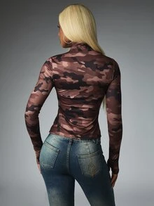 BABYPHAT Atasan Slim Fit Leher Tinggi Motif Kamuflase dengan Resleting Penuh dan Logo Tulisan Emas, Sempurna untuk Pakaian Kasual Musim Gugur dan Musim Dingin. - Chocolate Brown - View 2