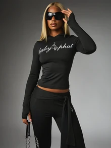 BABYPHAT Hoodie Crop Lengan Panjang dengan Logo Tulisan, Atasan Pas Badan dengan Lubang Jempol dan Tudung, Pakaian Esensial Musim Gugur dan Musim Dingin - Hitam - View 1