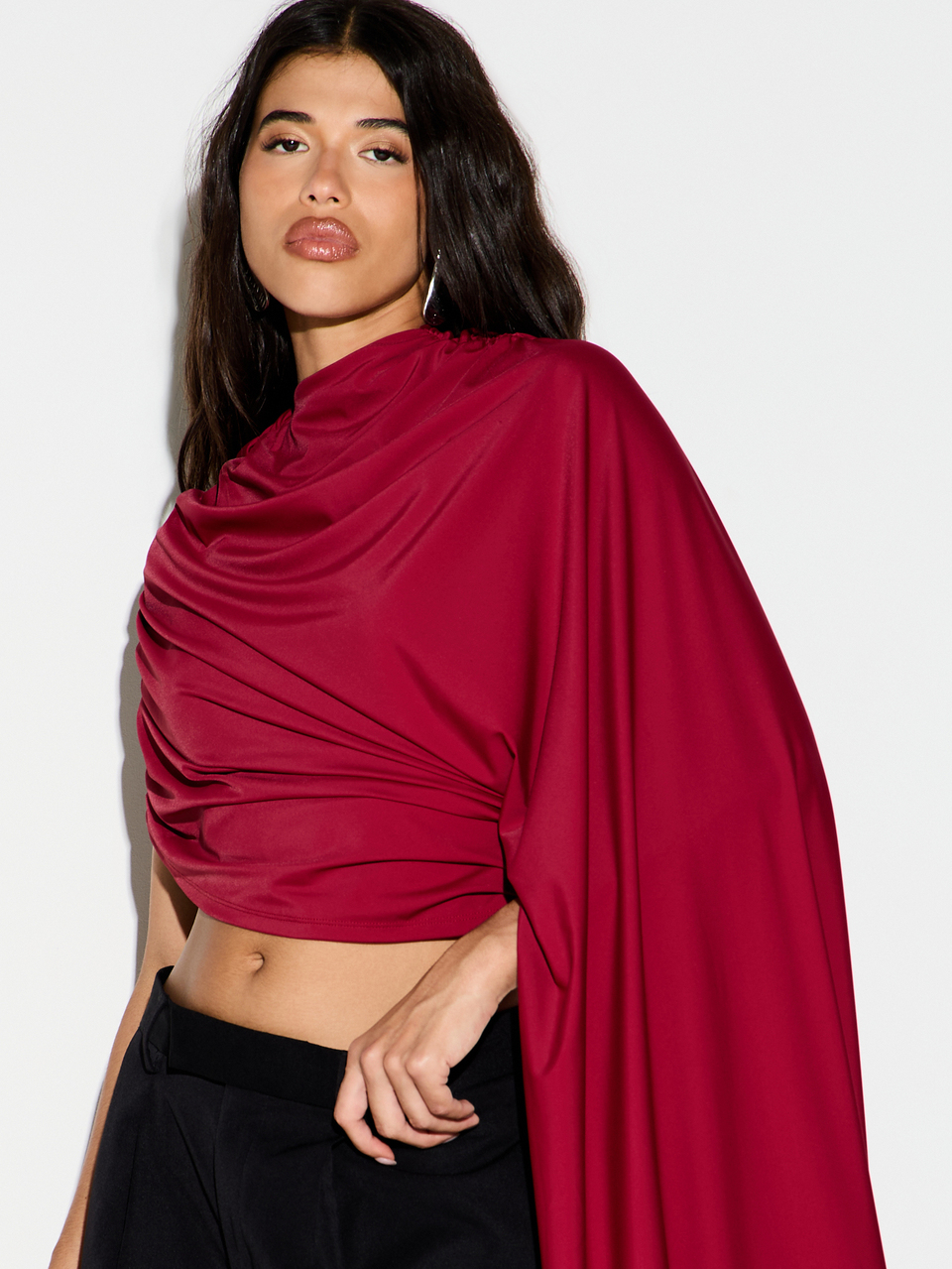 KIZN Top corto con scollo a cappuccio drappeggiato, dettaglio mantella, maniche corte arricciate, asimmetrico, blusa da festa, da sera e per le vacanze