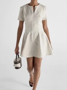 KSTM Gaun mini berbahan linen dengan kerah berlekuk, resleting depan, lengan pendek, dan siluet pas badan melebar, cocok untuk dipakai di siang hari. - Aprikot - View 1