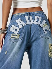 SUMWON WOMEN Celana Jeans Lebar Model Rusak dengan Potongan Rendah, Aplikasi Huruf Varsity Baddie, Saku Belakang, dan Detail Sobek di Ujung Bawah. - Biru - View 5