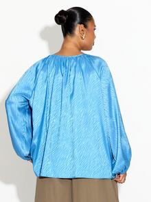 FASHION SZN ملابس علوية ساتان برباط أمامي مقاس كبير، توب ساتان جاكار باللون الأزرق المائي، ملابس أنيقة وراقية وعصرية للعمل، قصة فضفاضة، أزرق سماوي، موسم جديد خريف وشتاء - الأزرق - مشاهدة 2