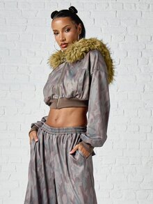 SUMWON WOMEN Cropped Camo Bomber Jacket With Faux Fur Collar Full Zip Oversized Fit Ribbed Hem Long Sleeve Winter Coat - Army Green - View 4