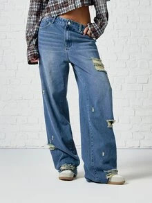 SUMWON WOMEN Celana Jeans Lebar Model Rusak dengan Potongan Rendah, Aplikasi Huruf Varsity Baddie, Saku Belakang, dan Detail Sobek di Ujung Bawah. - Biru - View 3