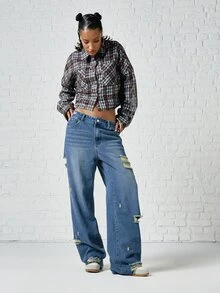 SUMWON WOMEN Celana Jeans Lebar Model Rusak dengan Potongan Rendah, Aplikasi Huruf Varsity Baddie, Saku Belakang, dan Detail Sobek di Ujung Bawah. - Biru - View 4