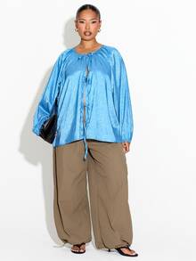 FASHION SZN ملابس علوية ساتان برباط أمامي مقاس كبير، توب ساتان جاكار باللون الأزرق المائي، ملابس أنيقة وراقية وعصرية للعمل، قصة فضفاضة، أزرق سماوي، موسم جديد خريف وشتاء - الأزرق - مشاهدة 7