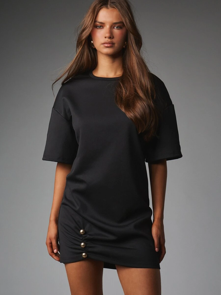 MISSGUIDED Đầm mini dáng suông oversize cổ tròn tay ngắn boxy, gấu nhún, đính cúc vàng - màu đen - Xem 1