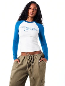 SUMWON WOMEN Crop Top Raglan Lengan Panjang dengan Logo Tulisan Kaligrafi, Leher Bulat, Potongan Pas Badan, Model Colorblock, Gaya Kasual Musim Semi Sehari-hari - Biru - View 4