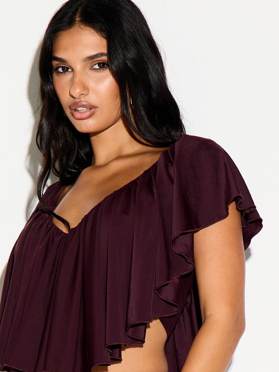 KIZN Blusa Cropped com Babado, Decote em V, Amarração nas Costas, Detalhe de Costas Abertas e Mangas Borboleta, Perfeita para Festas de Verão e Ocasiões Noturnas