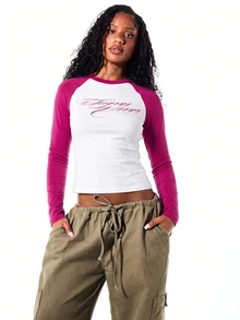 SUMWON WOMEN Cropped Raglan Long Sleeve Top With Cursive Script Logo Print, Color Block Baseball Tee, Y2K Fall Winter Casual Crew Neck Fitted Crop Top - Hot Pink - View 4