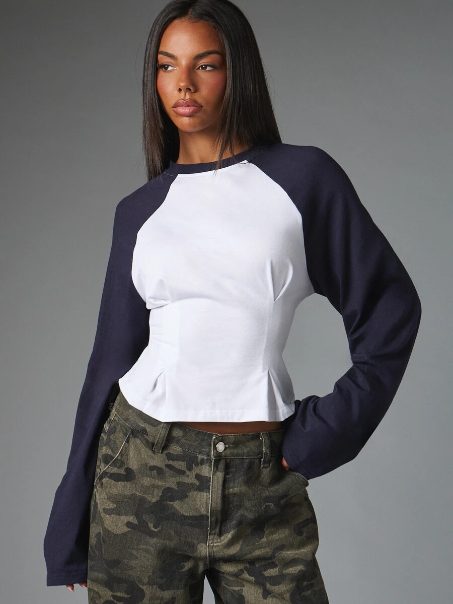 MISSGUIDED تي شيرت بيسبول بتصميم كتل لونية، أكمام راجلان طويلة، قصير الطول، بياقة دائرية، مع تفاصيل خصر مطوي على شكل كورسيه، للخريف والشتاء - ازرق وابيض - مشاهدة 1