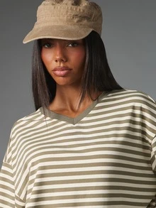 MISSGUIDED Oversized Cropped Long Sleeve Striped T-Shirt With Crew Neck Boxy Fit Drop Shoulder Casual Everyday Top - Black and White - View 4