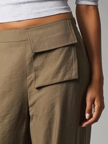 MISSGUIDED بنطلون كارغو بقصة ساق واسعة وملمس الكتان مع جيب أمامي بغطاء وفتحة عند الكاحل بطول كامل وخصر منخفض بأسلوب مهرجان الصيف - أخضر عسكري - مشاهدة 4