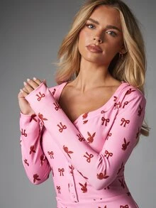 Missguided x Playboy رومبير قصير ضيق بأكمام طويلة وياقة واسعة وأزرار أمامية بطبعة أرنب وفيونكة عيد الميلاد - متعدد الألوان - مشاهدة 2