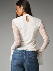 MISSGUIDED Blus Crop Renda Bunga dengan Kerah Tinggi, Potongan Lubang Kunci, Lengan Lonceng, dan Detail Hem Bergelombang - Putih - View 3