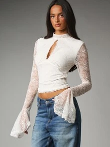 MISSGUIDED Blus Crop Renda Bunga dengan Kerah Tinggi, Potongan Lubang Kunci, Lengan Lonceng, dan Detail Hem Bergelombang - Putih - View 5