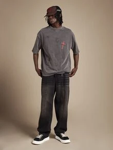 SUMWON Kaos Lengan Pendek Kerah Bulat dengan Detail Hiasan Salib Beraneka Ragam, Gaya Jalanan, Ukuran Besar, dan Motif Salib yang Dicuci. - Grey - View 3