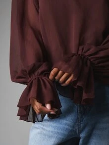 MISSGUIDED ملابس علوية شيفون أنيقة بياقة عالية مع أكمام بالون فضفاضة وأساور مكشكشة متعددة الطبقات وإغلاق بأزرار من الخلف، توب للحفلات لفصلي الخريف والشتاء - شوكولاته بني - مشاهدة 2