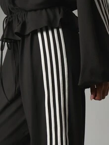 MISSGUIDED Setelan Atasan Track Oversized dan Celana Panjang Lebar dengan Resleting di Leher, Detail Garis Kontras di Samping, Lengan Balon, dan Hem Elastis. - Hitam dan Putih - View 4