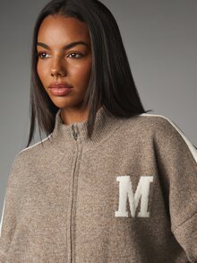 MISSGUIDED جاكيت محبوك بسحاب وشعار M بأسلوب الجامعة مع تفاصيل خطوط متباينة على الياقة العالية، قصة فضفاضة، قطعة شتوية أساسية دافئة - رمادي - مشاهدة 2