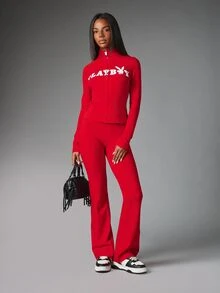 Missguided x Playboy بنطلون ليقنز بخصر عالي وساق واسعة مع شعار أرنب وطبعة تفاصيل المؤخرة بطول كامل وقصة مطاطية مناسب لحفلات العطلات - الأحمر - مشاهدة 3