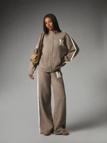 MISSGUIDED جاكيت محبوك بسحاب وشعار M بأسلوب الجامعة مع تفاصيل خطوط متباينة على الياقة العالية، قصة فضفاضة، قطعة شتوية أساسية دافئة - رمادي - مشاهدة 3