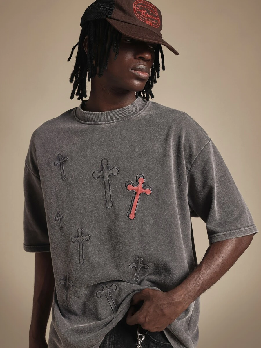 SUMWON Kaos Lengan Pendek Kerah Bulat dengan Detail Hiasan Salib Beraneka Ragam, Gaya Jalanan, Ukuran Besar, dan Motif Salib yang Dicuci. - Grey - View 1