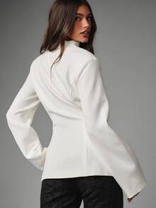 MISSGUIDED Deep V-Neck Fitted Blazer Jacket With Hook And Eye Closure, Structured Shoulders, Curved Seam Detail And Flap Pockets - White - View 6