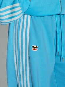 SUMWON X PAUL FRANK SUMWON WOMEN بنطال جوجر واسع الساق مع تفاصيل خط جانبي وطباعة نص بخط مائل على الساق ورباط خصر مطاطي وطول كامل - الأزرق - مشاهدة 5