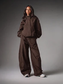 MISSGUIDED Oversized Cropped Zip-Up Windbreaker Jacket With High Neck Elasticated Cuffs And Drawstring Hem In Chocolate Brown - Brown - View 3