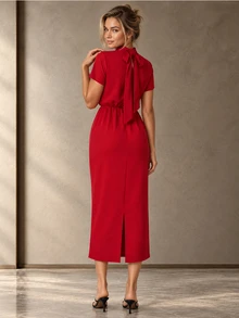 ELLERISSA Gaun Midi Merah Kerah Tinggi dengan Tali di Belakang, Lengan Pendek, dan Pinggang Elastis - Merah - View 2